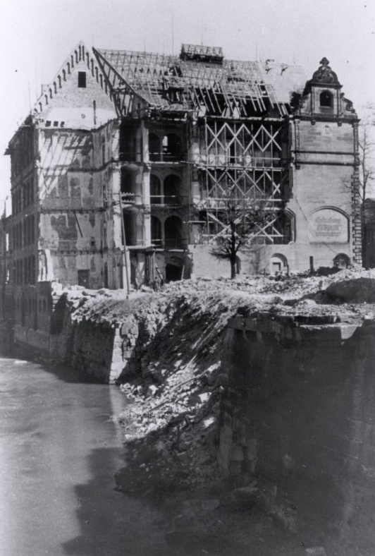 Das Hochschulgebäude am Ende des Zweiten Weltkrieges