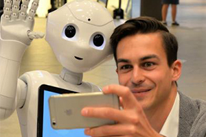 Zum Artikel "Großes Interesse am wissenschaftlichen Feldversuch zum Einsatz humanoider Roboter im Handel"