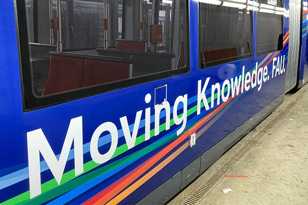 Mit frischem Schwung durch Nürnberg – Straßenbahn im FAU-Design fährt ab sofort in der Frankenmetropole