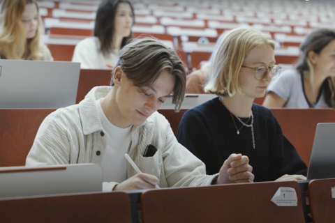 Zum Artikel "Herzlichen Glückwunsch zum Abitur!"