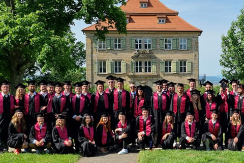 Zum Artikel "Festliche Graduierungsfeier im MBA „Business Management“ auf Schloss Atzelsberg"