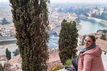 Bild einer Person vor der Stadt Verona