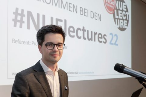 Das Foto zeigt Prof. Dr. Markus Nagler bei seiner NUElecture im Neuen Museum in Nürnberg.