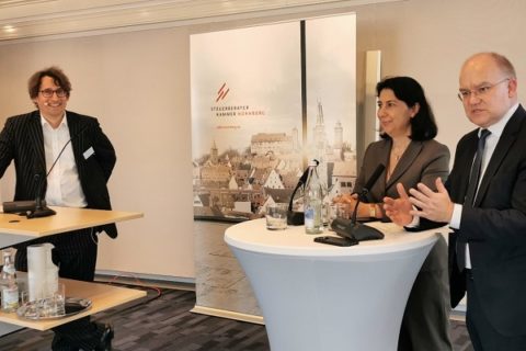 Das Bild zeigt Prof. Dr. Roland Ismer zusammen mit Katja Hessel (MdB) und Sebastian Brehm (MdB) beim Tagesseminar der Nürnberger Steuergespräche.