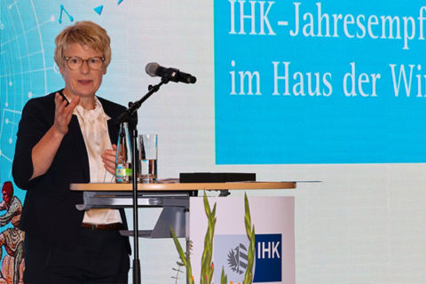 Zum Artikel "IHK-Jahresempfang 2022: IHK-Ehrenmedaille geht an Prof. Dr. Grimm"