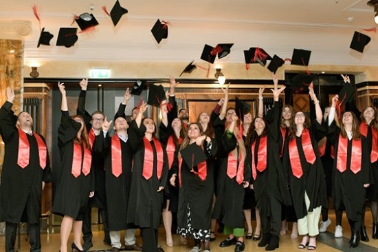Absolventinnen und Absolventen des berufsbegleitenden Masters Marketing-/Vertriebsmanagement feiern ihren Abschluss