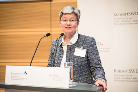 Zum Artikel "Herausragende Verdienste für die Sozial- und Wirtschaftsforschung: Ehrung für Prof. Riphahn, Ph.D."