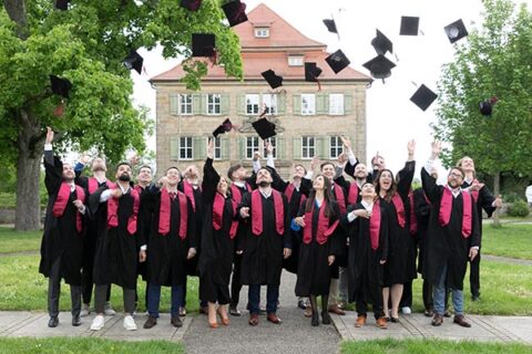 Zum Artikel "Festliche Graduierungsfeier des MBA-Programms auf Schloss Atzelsberg"