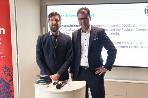 Zum Artikel "Impressionen zur #NUElecture mit Prof. Dr. Christian Merkl & Dr. Benjamin Lochner"