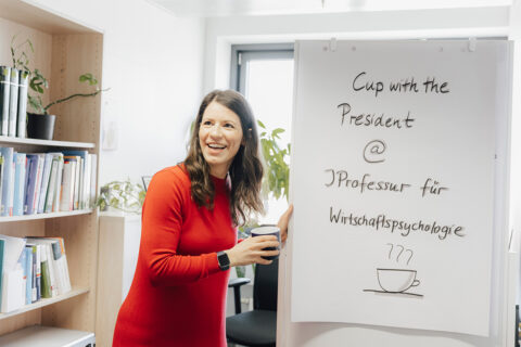 Sie ist davon überzeugt, dass die Zukunft der Arbeit ein immer größer werdendes Angebot an Flexibilität durch virtuelle Zusammenarbeit ermöglichen soll und wird. Was sie in den Diskussionen oft vermisst, ist die Betrachtung der dafür notwendigen Strukturen, vor allem auf Teamebene. (Bild: FAU/Giulia Iannicelli)