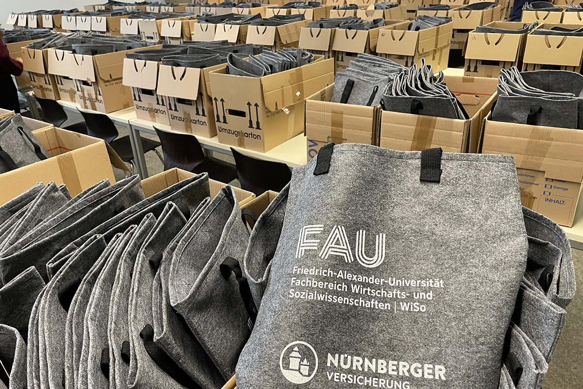 FAU WiSo verteilt wieder Erstsemester-Taschen