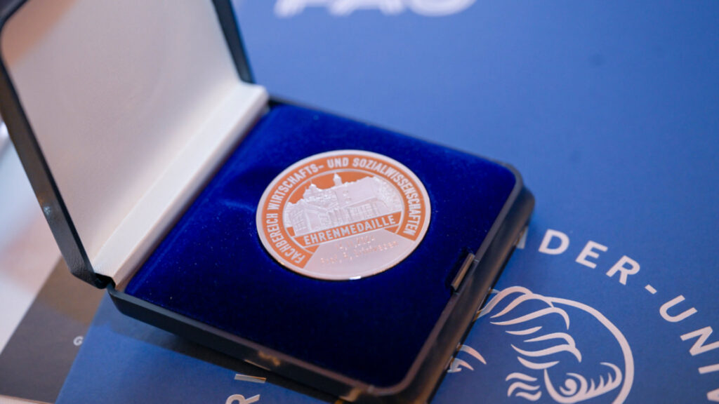 Ehrenmedaille und Ehrenpromotion